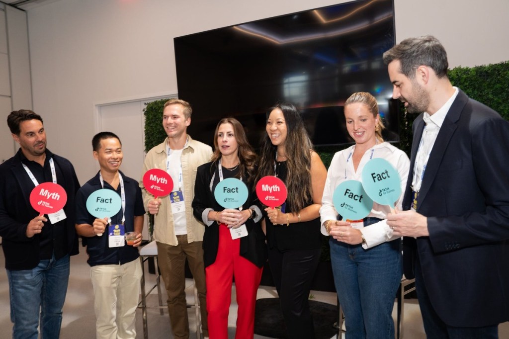 attendees participating at Skift Global Forum breakout sessions